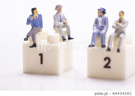 二択について話し合うビジネスマンたち 二択について話し合うビジネスマンたち 64434202