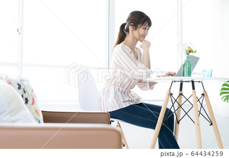 女性 リモートワーク 20代 女性 リモートワーク 20代 64434259