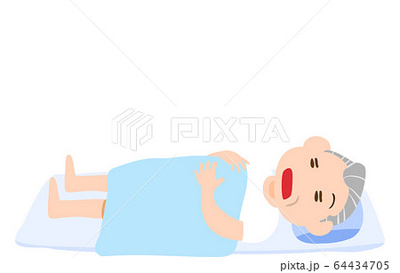 夏用の布団で眠る老人 64434705