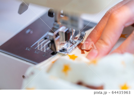ミシン　マスクを作る女性　ハンドメイド　手作り 64435963