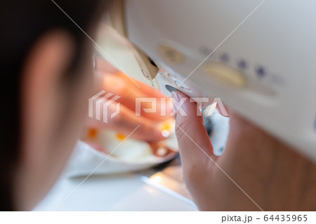 ミシン　マスクを作る女性　ハンドメイド　手作り 64435965