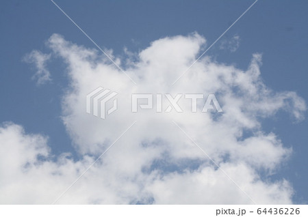 雲が空に絵を描いた 64436226
