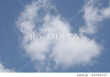 雲が空に絵を描いた 64436227