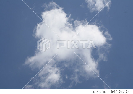 雲が空に絵を描いた 64436232