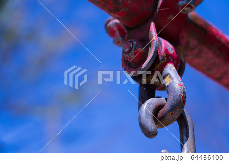 老朽化した遊具 64436400