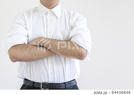 腕まくりし 腕組みしているワイシャツの男性の写真素材