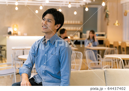 男性　ビジネスマン　Tシャツ　　 64437402