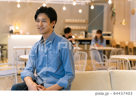 男性　ビジネスマン　Tシャツ　　 64437403