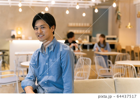 男性 ビジネスマン カジュアル 男性 ビジネスマン カジュアル 64437517