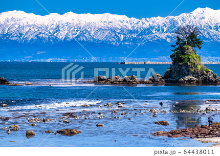 《富山県》雨晴海岸・女岩と立山連峰 64438011