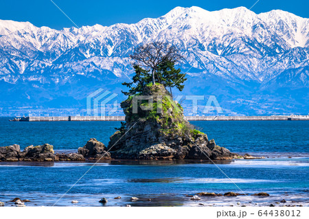 《富山県》雨晴海岸・女岩と立山連峰 《富山県》雨晴海岸・女岩と立山連峰 64438012