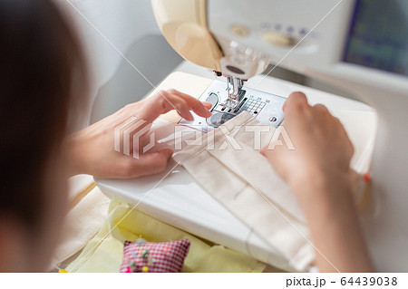 ミシンを使う女性　ハンドメイド　手作り 64439038