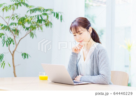 女性　ノートパソコン 64440229