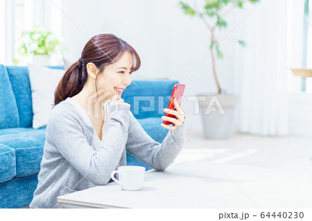 若い女性 スマホ 若い女性 スマホ 64440230