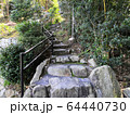 山道の険しい石階段 64440730