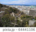 山の上から見た瀬戸内海と港町 64441106