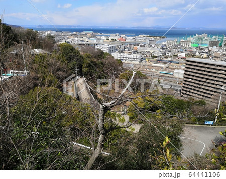 山の上から見た瀬戸内海と港町 64441106