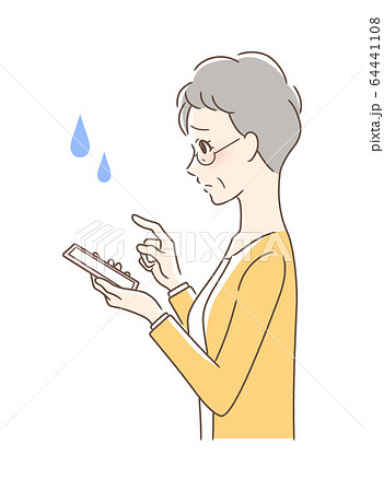 スマホを操作して不安な女性の横顔 64441108