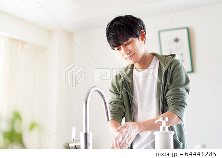 手を洗う若い男性 64441285