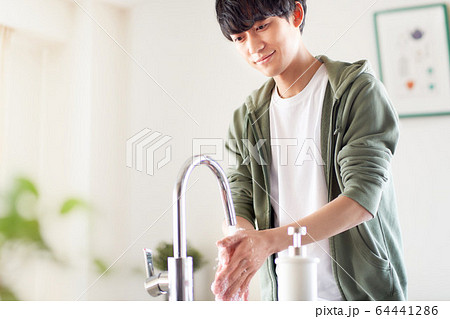手を洗う若い男性 64441286