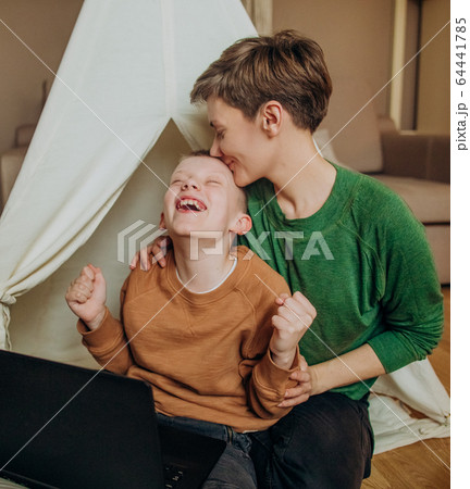 mom son laptop browsing internet leisure mom son laptop browsing internet leisure 64441785