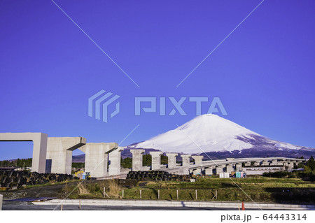 （静岡県）新東名高速道路・御殿場バイパス工事　富士山背景 64443314