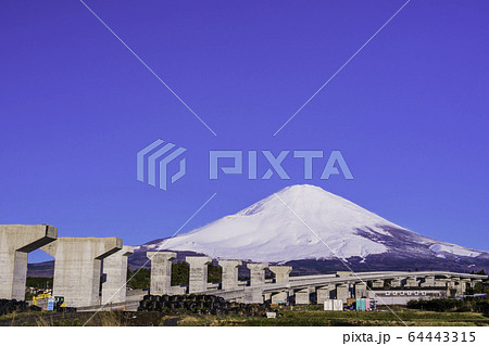 (静岡県)新東名高速道路・御殿場バイパス工事 富士山背景 (静岡県)新東名高速道路・御殿場バイパス工事 富士山背景 64443315