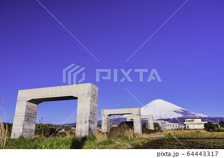 (静岡県)新東名高速道路・御殿場バイパス工事 富士山背景 (静岡県)新東名高速道路・御殿場バイパス工事 富士山背景 64443317