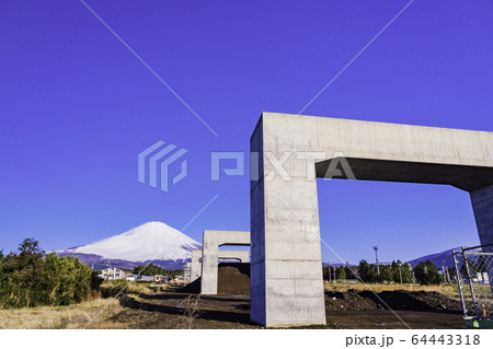 (静岡県)新東名高速道路・御殿場バイパス工事 富士山背景 (静岡県)新東名高速道路・御殿場バイパス工事 富士山背景 64443318