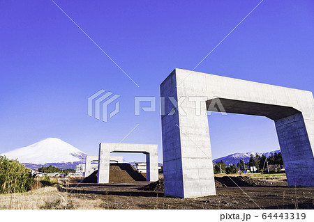 (静岡県)新東名高速道路・御殿場バイパス工事 富士山背景 (静岡県)新東名高速道路・御殿場バイパス工事 富士山背景 64443319