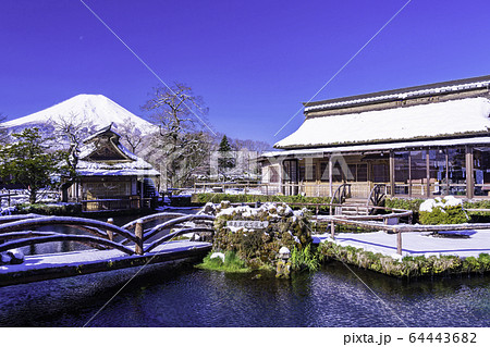 （山梨県）春雪の忍野八海　富士山 64443682