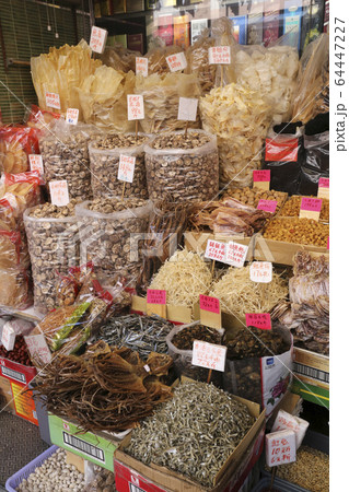 香港・徳輔道西の乾物店で売られ干したナマコ（手前）や貝柱など。 64447227