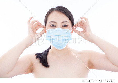 マスクをする女性 64447261