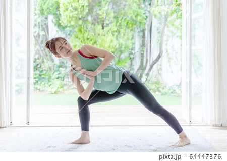 女性　ヨガ 64447376