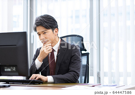 ビジネスマン　40代 64447586