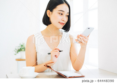 スケジュールを立てる女性 64448390