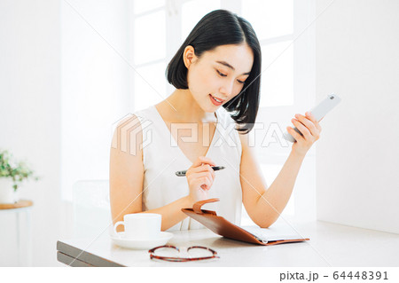 スケジュールを立てる女性 スケジュールを立てる女性 64448391