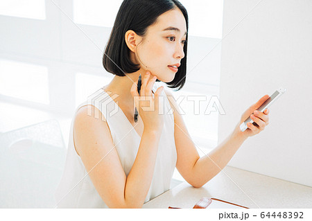 スケジュールを立てる女性 64448392