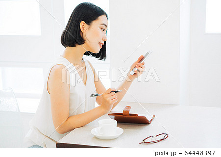 スケジュールを立てる女性 スケジュールを立てる女性 64448397