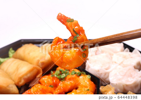 オードブルを食べる 64448398