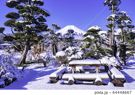 （山梨県）忍野の雪景色・富士山 64448667