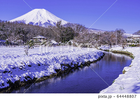 （山梨県）春雪の忍野・新名庄川と富士山 64448807