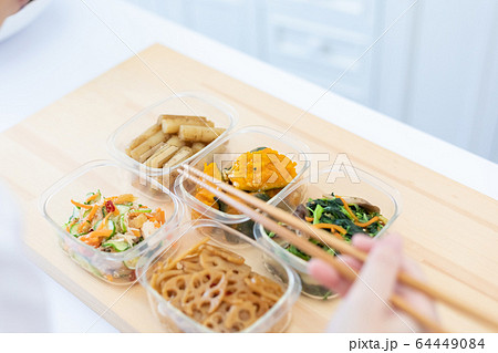 常備菜を詰める主婦の手元 常備菜を詰める主婦の手元 64449084