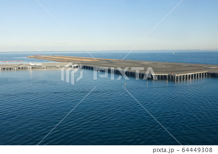 東京国際空港 羽田空港 D滑走路へ向かう飛行機 東京国際空港 羽田空港 D滑走路へ向かう飛行機 64449308
