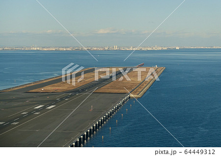 東京国際空港 羽田空港 D滑走路から離陸する航空機 64449312