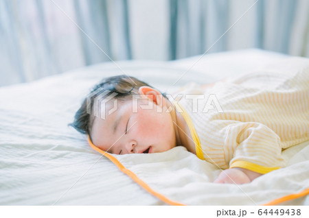 赤ちゃん うつぶせ寝 赤ちゃん うつぶせ寝 64449438