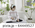アイロンをかける女性 64449527