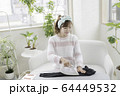 アイロンをかける女性 64449532