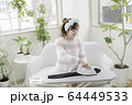 アイロンをかける女性 64449533