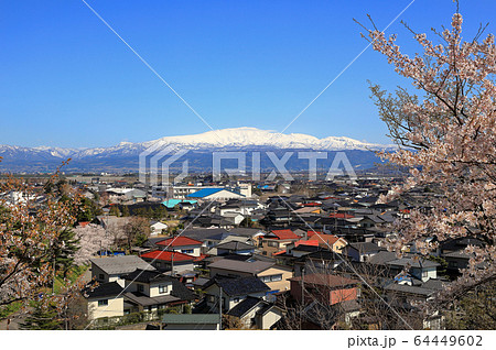 大山公園 春爛漫 大山町並と月山 大山公園 春爛漫 大山町並と月山 64449602